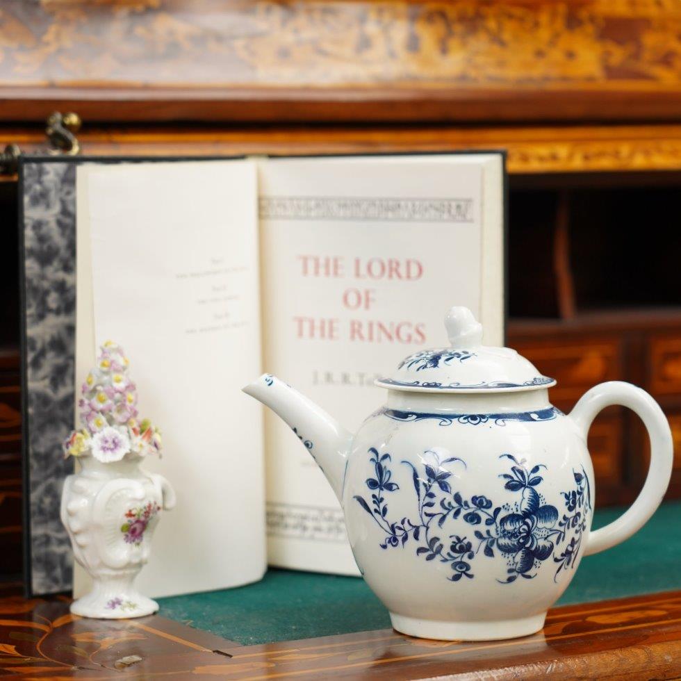 Antiques & Decorative Objects on 07/11/2024
