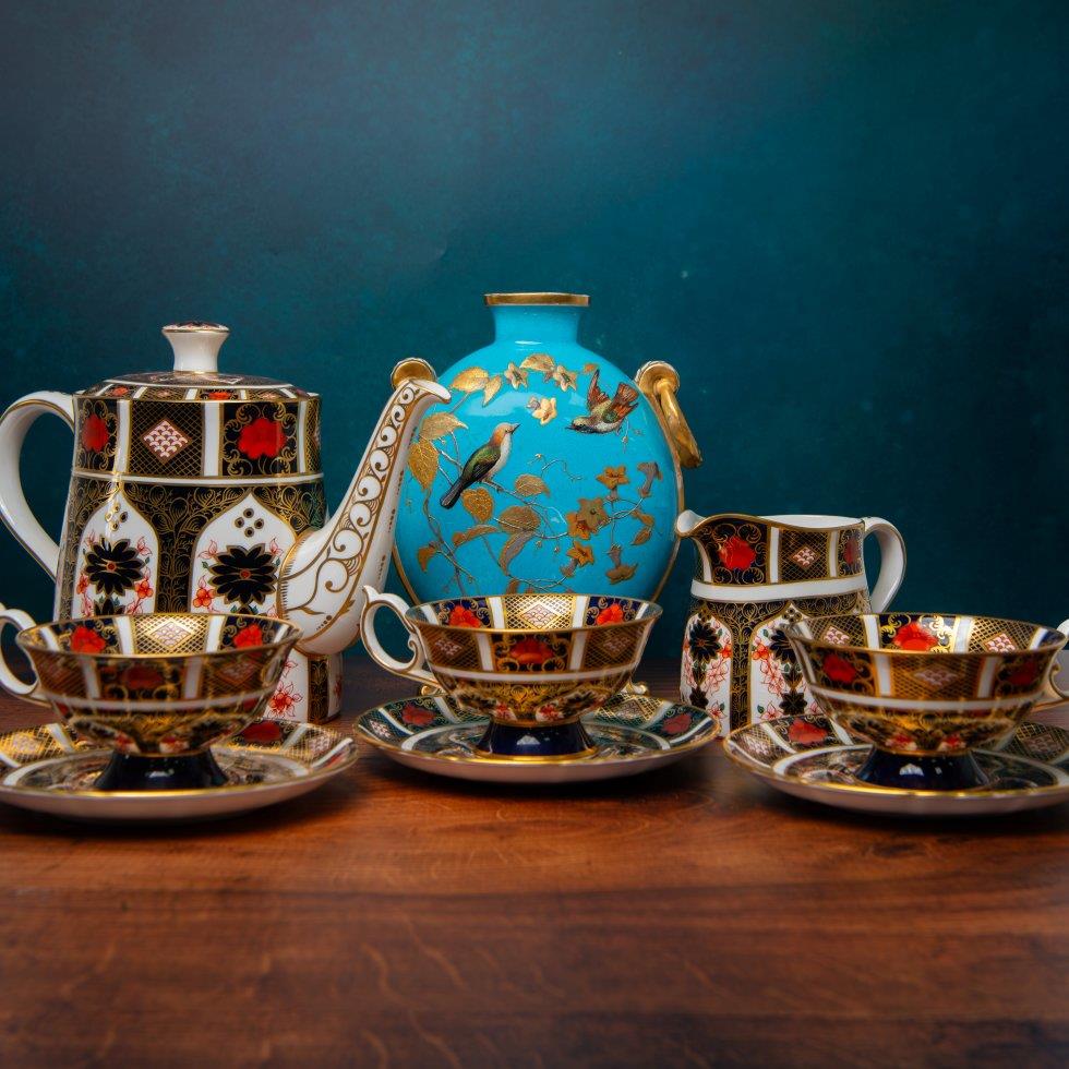 Antiques & Decorative Objects