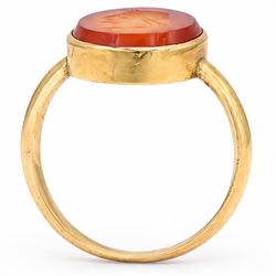 19th / early 20th century 18ct gold agate intaglio seal ring, depicting a Roman soldier