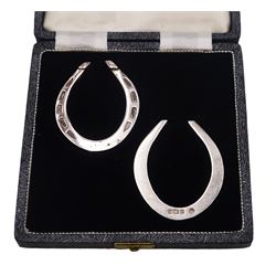 Pair of mid 20th century silver horseshoe napkin rings, hallmarked Francis Howard Ltd, Sheffield 1959, in velvet and silk lined fitted case, together with a Norwegian silver open salt, in the form of a Viking long boat, stamped 925 S Sterling Norway to base, with Norwegian silver salt spoon, stamped Sterling Norway and blue glass liner, H4.4cm, approximate weighable silver 2.5 ozt (77.6 grams)