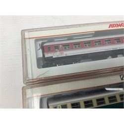 Roco 'N' gauge - 23259 BR 290 German Diesel locomotive and 25307 flat wagon with two containers; both boxed; and two Arnold 'N' gauge passenger coaches Nos.3202 and 3825; both boxed (4)