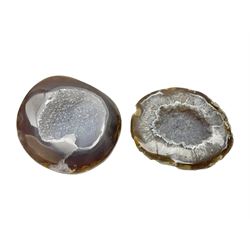 Pair of agate with amethyst druzy, with rough edges, D8cm