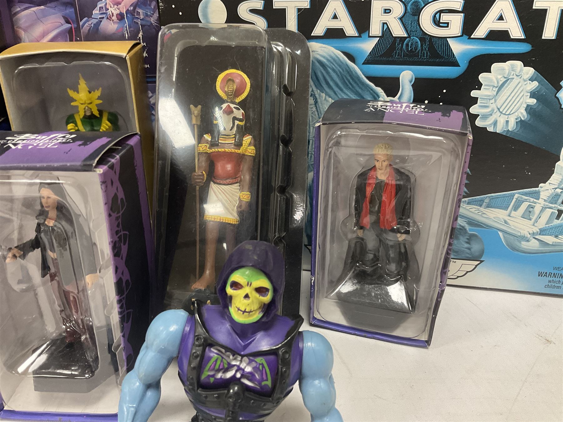 Miscellaneous toys to include Robert Harrop Fun Figurines of Captain Scarlet and Thunderbirds Braman the Robot; Thundercats Thundertank and Mumm-Ra; Stargate Mastadge Beast of Burden; various periodical issue metal figures for Star Wars, Buffy the Vampire Slayer, James Bond etc; all boxed (18)