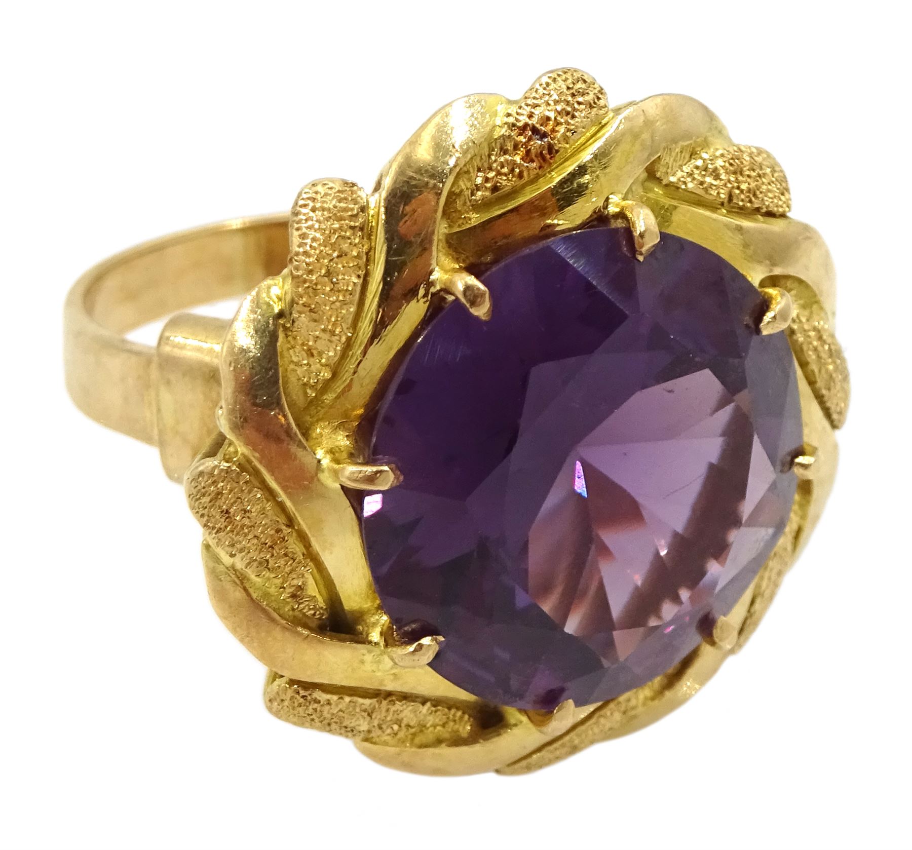 18ct gold circular purple stone ring