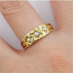 Victorian 18ct gold gypsy set three stone split pearl ring, London 1886