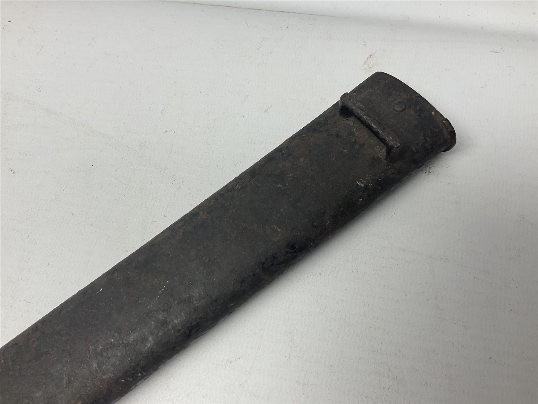 French 1866 pattern sabre bayonet with 57cm fullered steel curving blade dated 1875, in steel scabbard L71cm overall