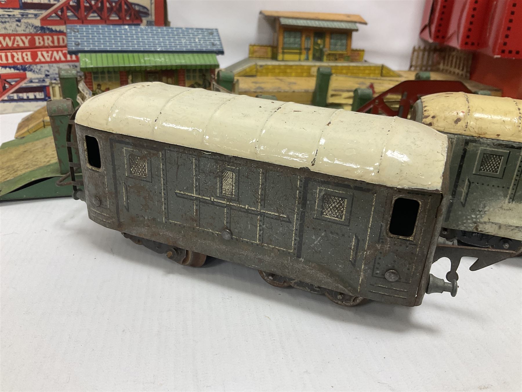 ‘0’ gauge - six boxed Hornby Hachette coaches comprising three Saloon Cars and three Dining Cars in original boxes; three loose ‘SNCF’ cars; three crossings, two Hornby/Meccano railway stations, one bridge and a water tank; two further Mettoy Railways ‘Railway Bridge’ in original boxes (17)