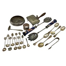Collection of silver plate, to include cheese toaster, salad tongs, teaspoon napkin ring etc