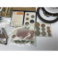 Miscellaneous collectors items including 1953 and 1968 coin sets, ten shilling and £1 notes, various pin badges, harmonica, yo-yos, football related 45rpm records etc
