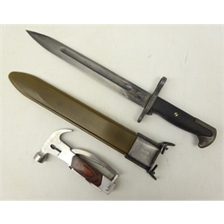  Bayonet in metal and plastic scabbard , the blade marked 'U.S.', blade L25cm, total L40cm and a 'Hesco Bastion' multi tool (2)  