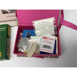 '00' gauge layout accessories - Langley Miniatures Footbridge kit, wagon kits by Nu-Cast, Colin Ashby, Slaters etc, layout chippings, fencing, sprues of figures and accessories, switches and motors, Peco Lectrics, name plates, transfers etc; most boxed or packaged