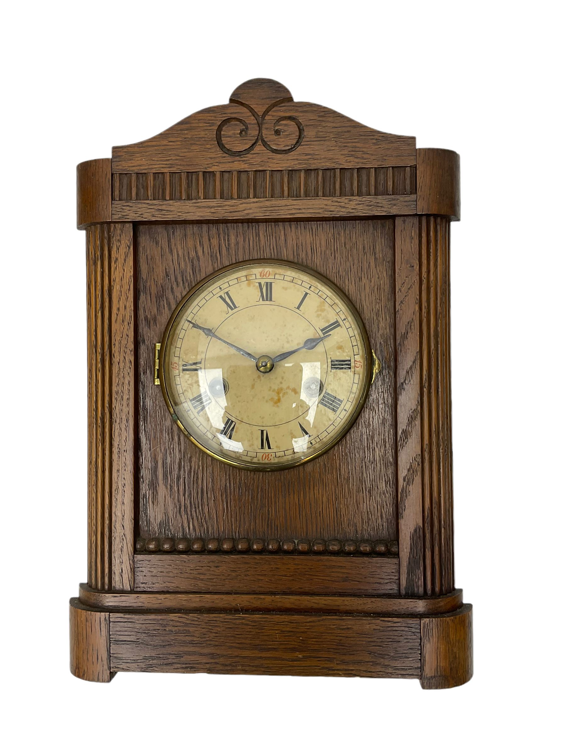 German striking mantle clock in an oak case by the Hamburg and American Clock company, with an 8-day spring driven movement, striking the hours on a coiled gong.