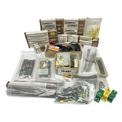 Marklin mini-club 'Z' gauge - quantity of predominantly boxed track including 8505 straights, 8530 curves, 8561 points, 8939 signals, 8591, 8507, 8510, 8564 etc; conductor wire sections with 8911 supports; short lengths, cross-overs, switches and other accessories