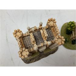 Six Lilliput Lane models from the 'Britain's Heritage' collection, comprising Hampton Court Palace, Tower Bridge, Tower of London, Buckingham Palace, Marble Arch and Big Ben, all boxed