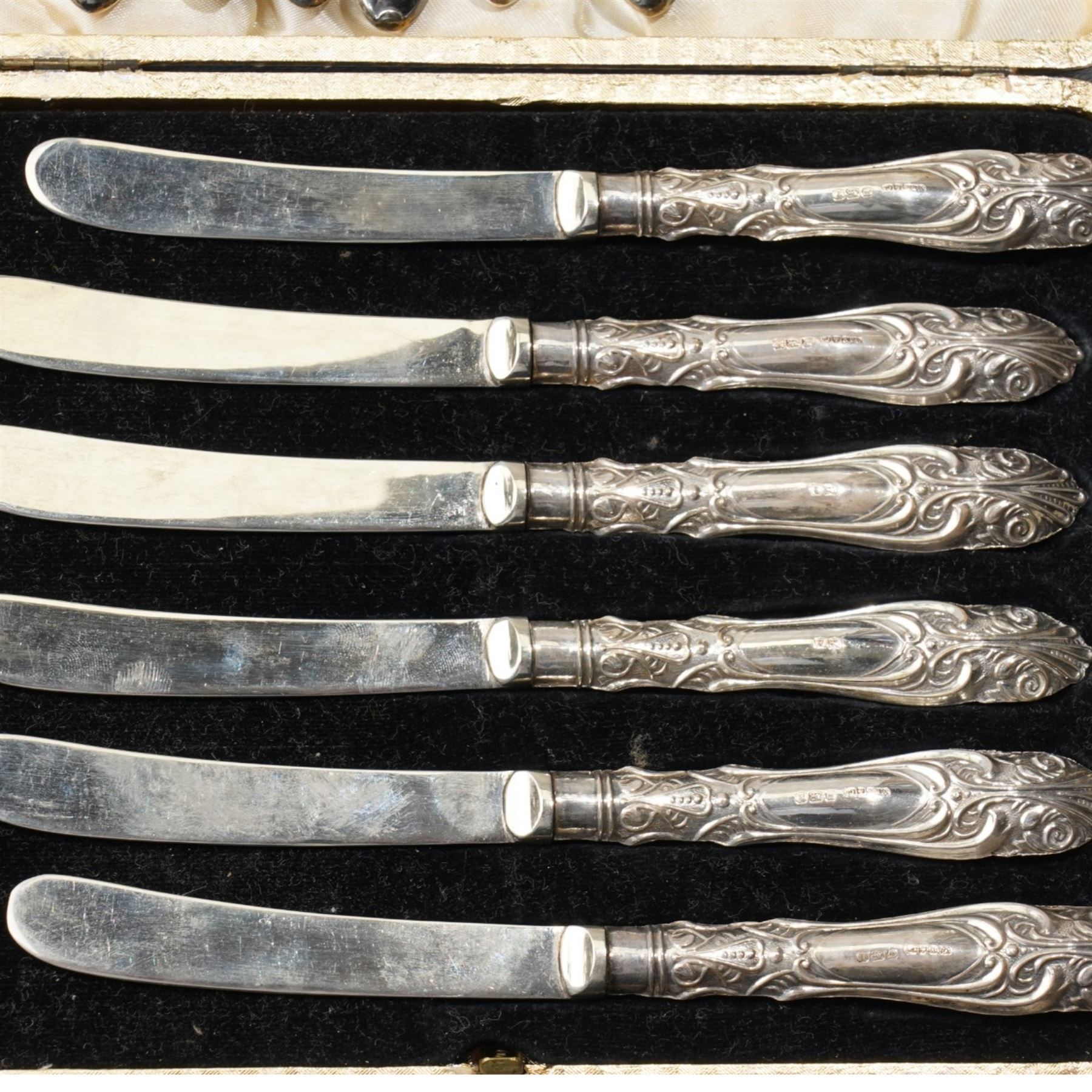 Silver tea strainer and stand Sheffield 1934, two sets of six silver handled pastry knives and three silver teaspoons