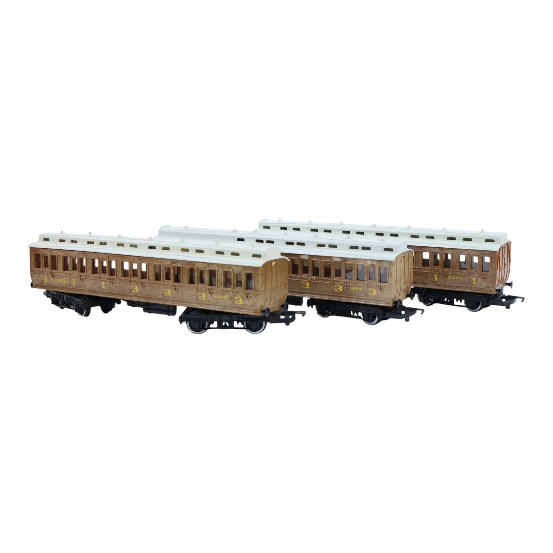 Collection of model railway locomotives, track and accessories, including Mettoy tin plate clockwork 0 gauge locomotive, tender and three coaches, boxed Hornby 00 gauge Thomas the Tank engine locomotive and two wagons, loose 00 gauge rolling stock and track and some kit built buldings, etc