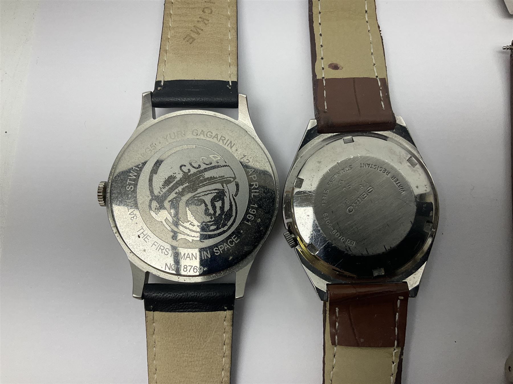 Seiko 5 automatic wristwatch Cal. 7009A, black dial with day-date aperture, Seiko Kinetic auto relay wristwatch and four other watches (6)