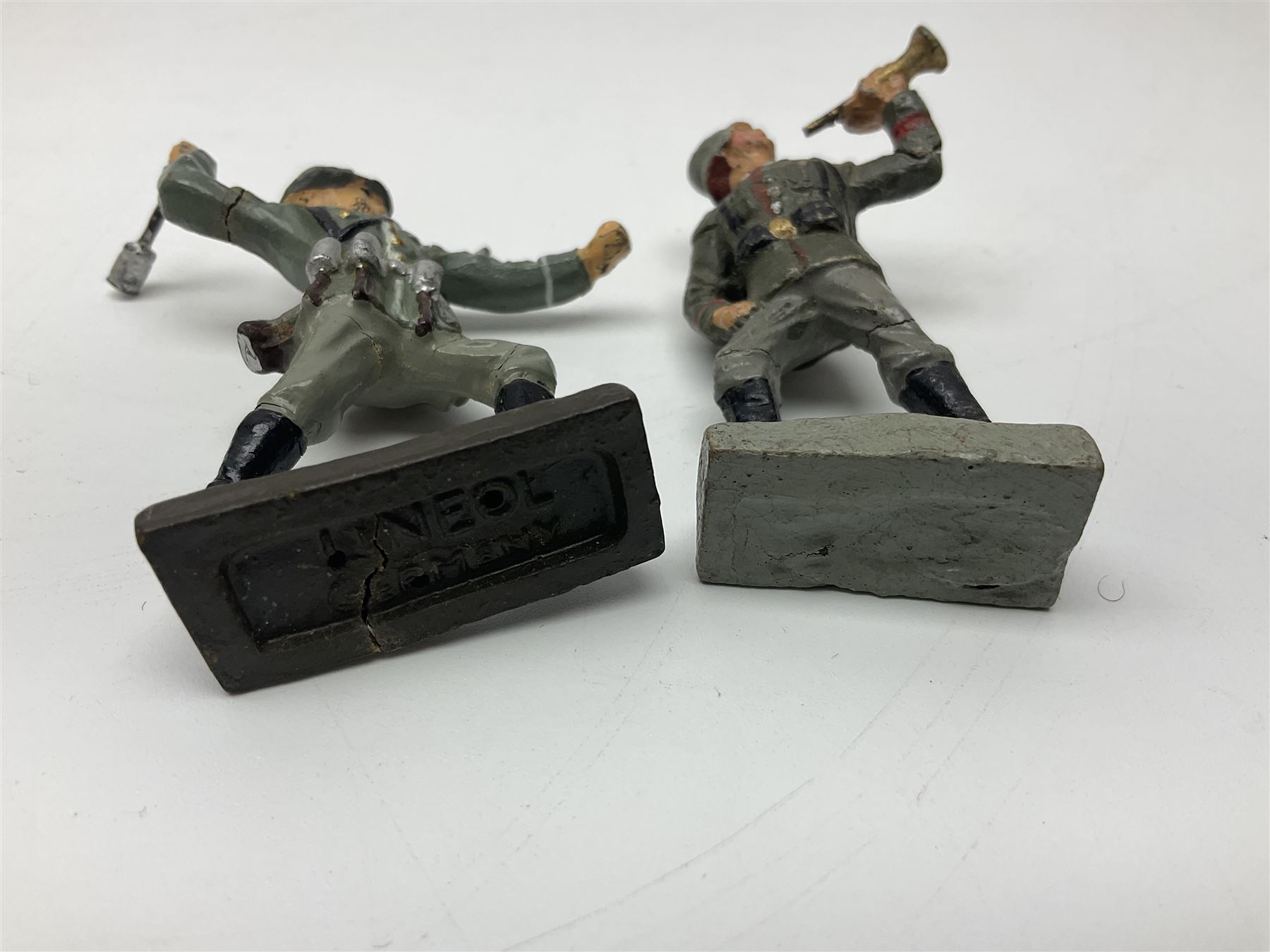 German Lineol Flak Artillery Gun on revolving base H11cm; four other Lineol WW2 German soldiers; and three Elastolin German soldiers including reclining radio operator (8)