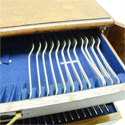 Oak table top canteen cabinet, the top with inset vacant brass cartouche, with pair of panelled doors opening to reveal four interior drawers with inset brass handle, containing a selection of silver plated flatware, 29cm x 40cm x 51cm