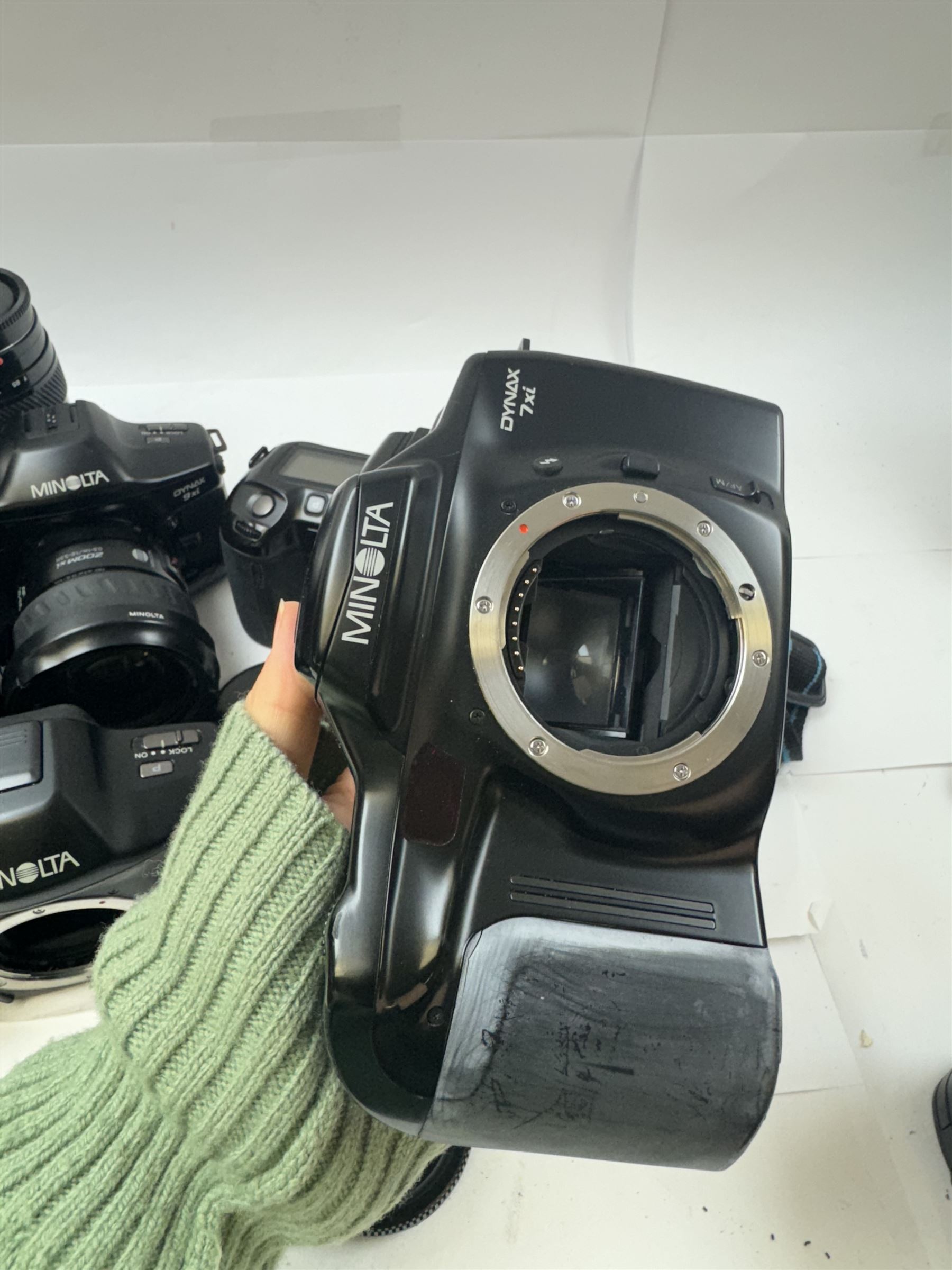 Six Minolta Dynax SLR camera bodies, comprising 800si serial no. 62703606, three 7xi examples, including one boxed example, serial nos. 20106944, 16123311 & 22107553, and two 9xi examples, serial no. 18209901 & 18202113, with three Minolta lenses, including Zoom xi 28-105mm 1:3.5(22)-4.5 lens, AF Zoom 28-85mm 1:3.5 (22)-4.5 lens and an AF Zoom 75-300mm 1:4.5(32)-5.6 lens, Hama carry case and other accessories