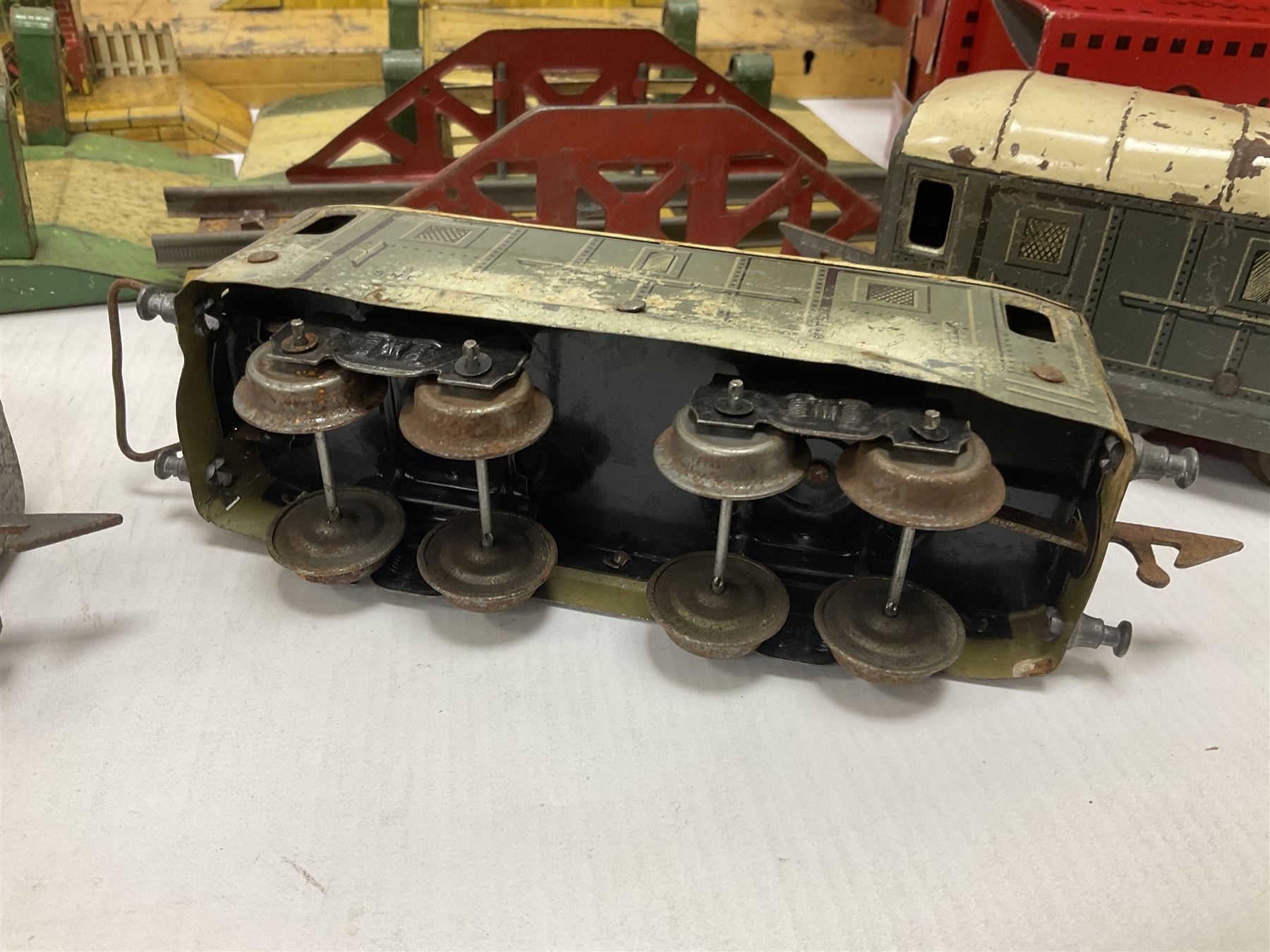 ‘0’ gauge - six boxed Hornby Hachette coaches comprising three Saloon Cars and three Dining Cars in original boxes; three loose ‘SNCF’ cars; three crossings, two Hornby/Meccano railway stations, one bridge and a water tank; two further Mettoy Railways ‘Railway Bridge’ in original boxes (17)