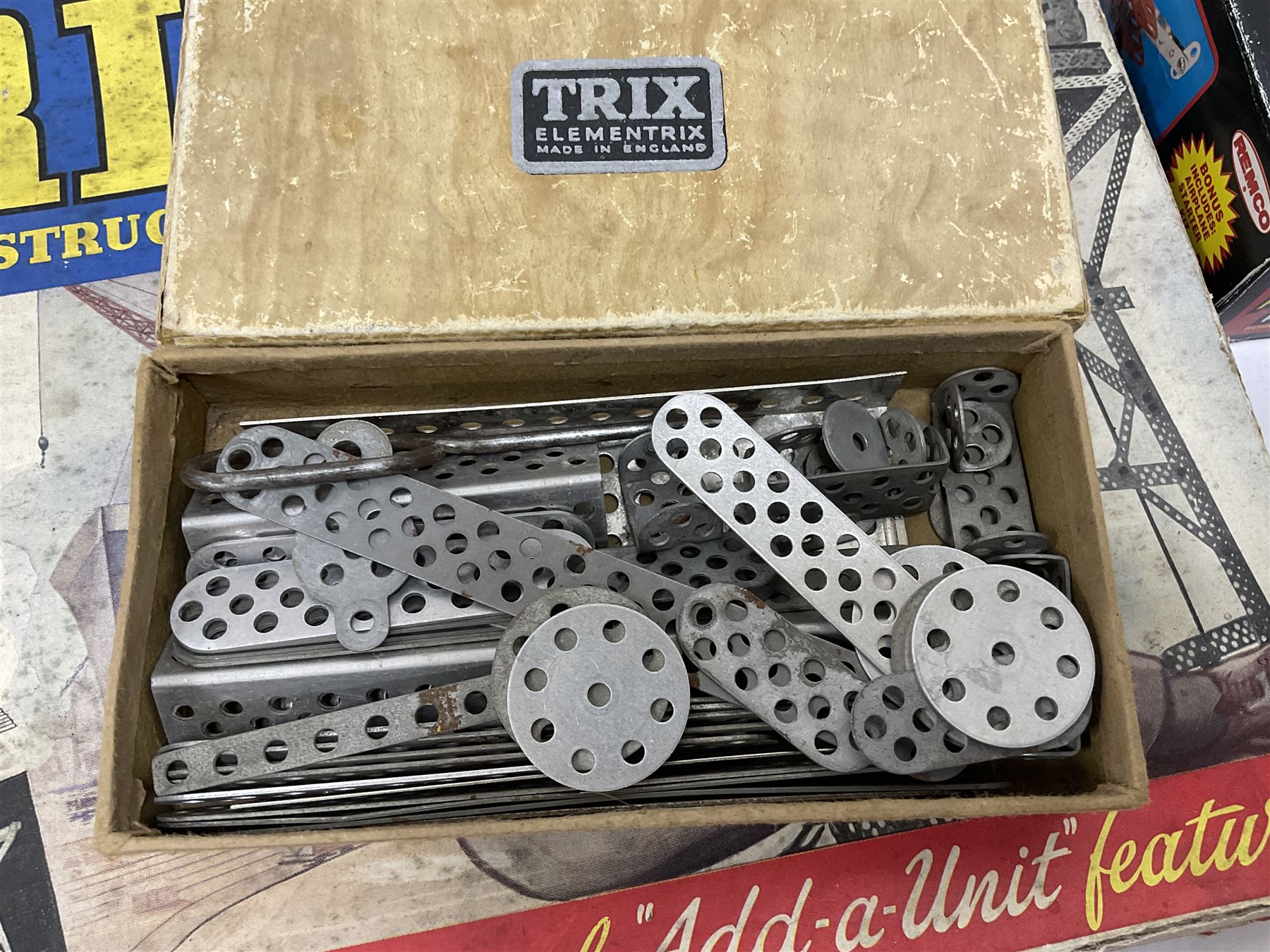 Nineteen assorted construction kits by Lego, Trix, Airfix, Tamiya, Paula, Steel Tec etc; all boxed (19)