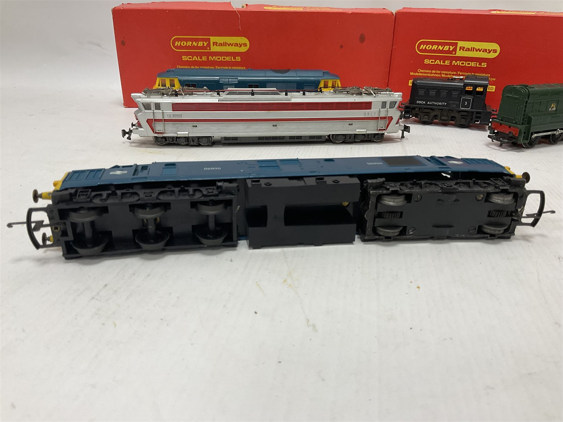 Various makers ‘00’ gauge - Hornby R758 Hymek Diesel Hydraulic B-B locomotive no.D7063 and R253 0-4-0 Diesel Dock Shunter no.3, in original boxes; Tri-Ang Class 08 0-6-0 Diesel Shunter no.D3035 and Class 37 Co-Co Diesel locomotive no.D6830; Jouef 843/E TEE SNCF no.CC40101 in electric red and grey (5)