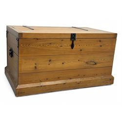 Contemporary polished pine blanket chest, the hinged planked lid with iron strap hinges an...