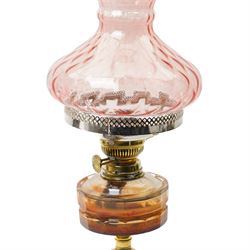 Victorian table oil lamp with cranberry glass shade, clear glass reservoir and brass column on circular base H58cm