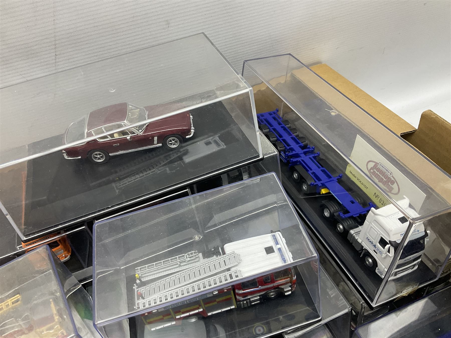 Thirty-two Oxford die-cast models including a Haulage Company Norfolkline limited editon model, lorries, fire engines etc (32) 