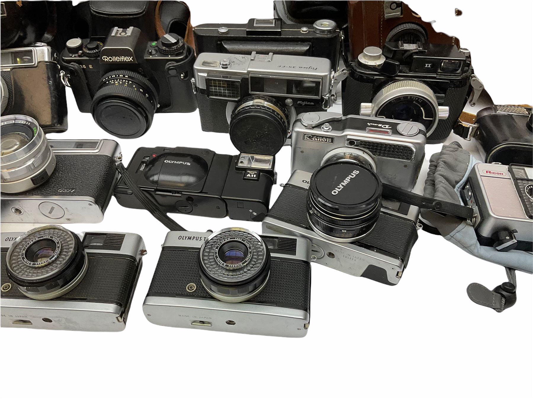 Collection of cameras, to include three Olympus Trip 35,  Balda Super Baldax, Seagull 4A TLR Camera, Pentax MG, Pentax-MV1, Yashica, two Yashica Electro 35, Rollei B35, Fujica 35 EE etc. 