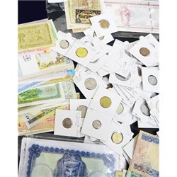 Great British and World coins, tokens, medallions, fantasy coins and miscellaneous para-numismatic items, including Queen Elizabeth II New Zealand 2003 Lord of the Rings one dollar, various notegeld notes, etc.