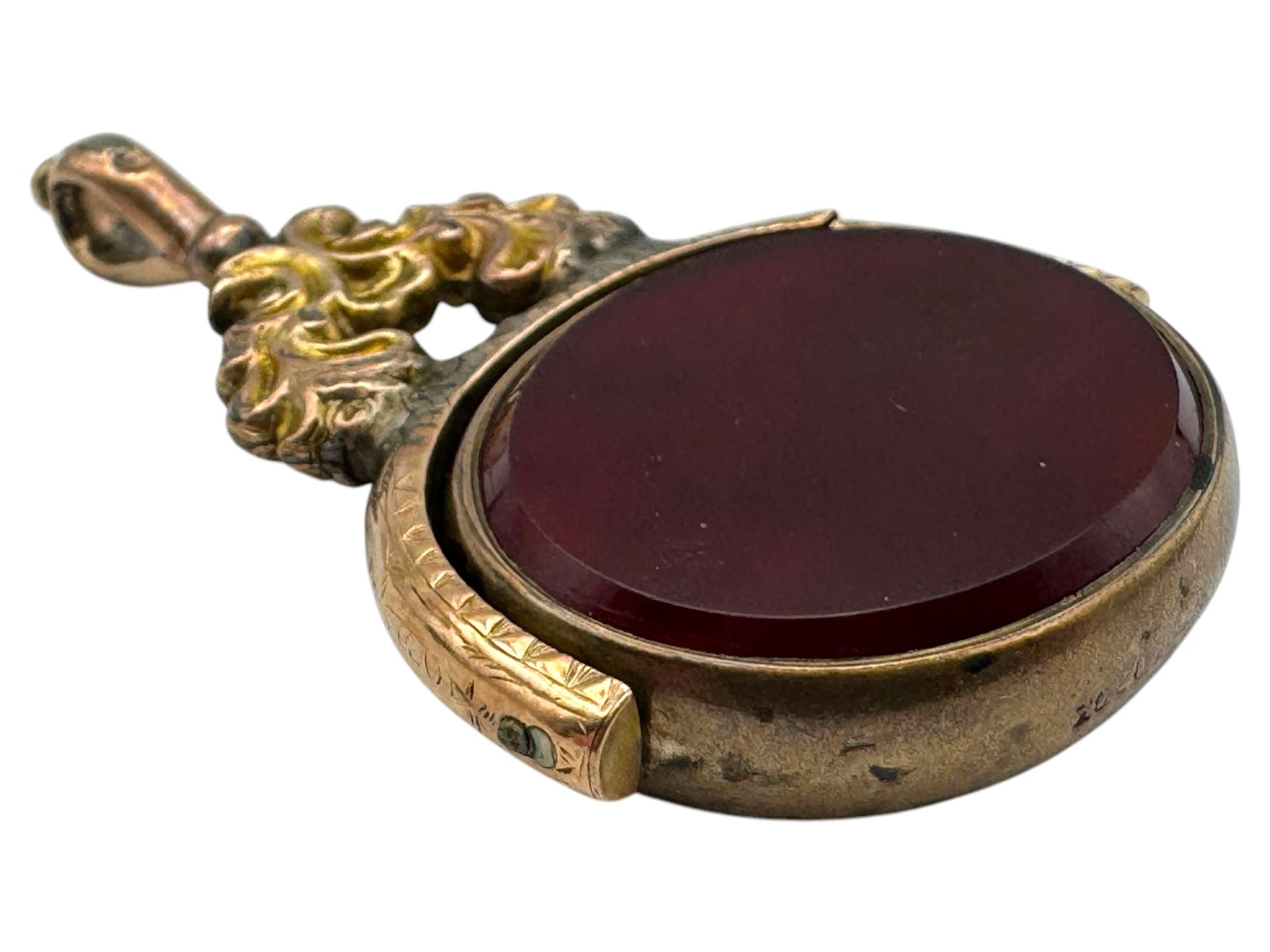 18ct gold diamond daisy cluster ring and a gold-plated carnelian and bloodstone spinner fob, fob L5.5cm