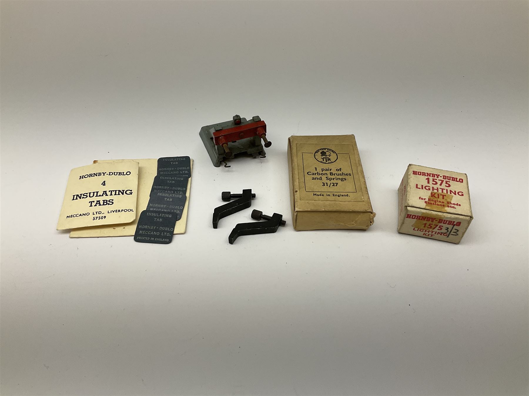 Hornby Dublo/Dinky etc - quantity of accessories including two blister packed 5037 Lineside Notices; Urinal; Book Kiosk; Coal Store; Destination Board/Seat; twelve road signs/traffic lights; ten advertising hoardings; boxed gradient and mile posts; boxed 1575 Lighting Kit; trackside signs, assorted luggage etc