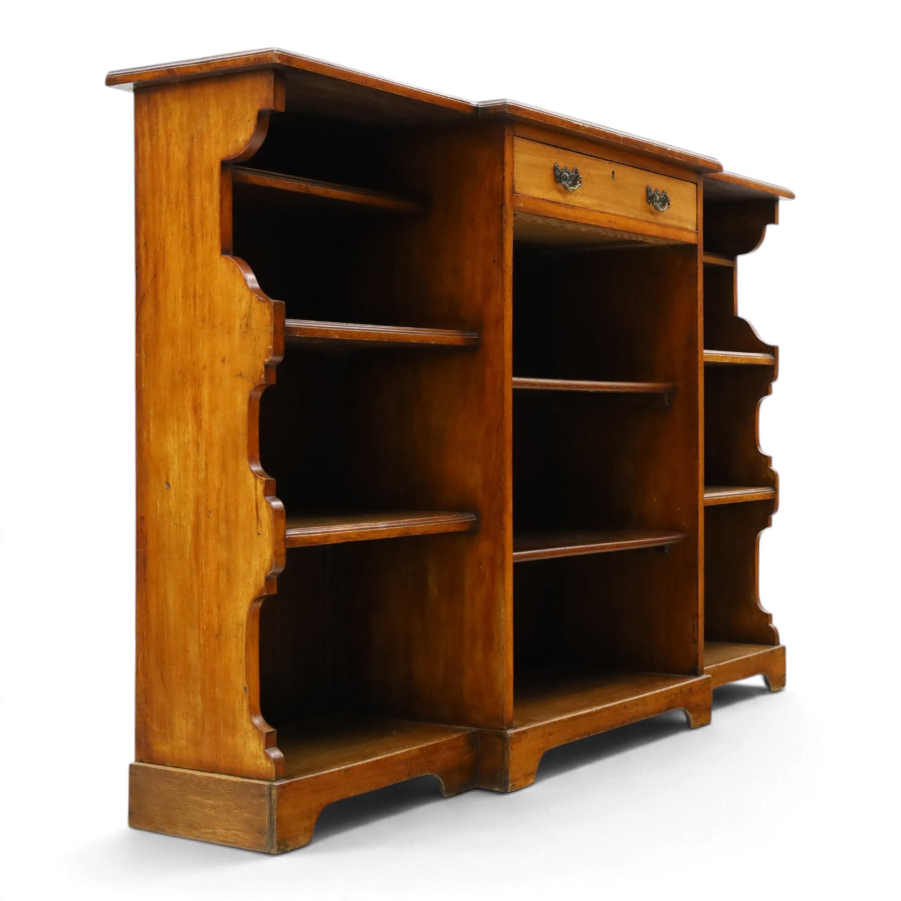 Early 20th century mahogany breakfront open bookcase, the shaped rectangular top with moulded edge, fitted with single frieze drawer over to open shelves, flanked by two shelves to each side with shaped uprights, on bracket feet