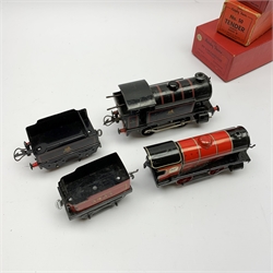 Hornby '0' gauge - clockwork M1 0-4-0 tender locomotive and tender No.3435, both boxed; clockwork No.40 0-4-0 tank locomotive No.82011, unboxed; and No.50 tender, boxed (4)