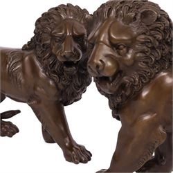 Pair of bronze lions, H24cm, L32cm