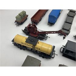 Various makers ‘00’ gauge - large quantity of rolling stock to include boxed Mainline, Graham Farish and Wrenn examples; loose examples to include Hornby, Tri-Ang, Joeuf etc 