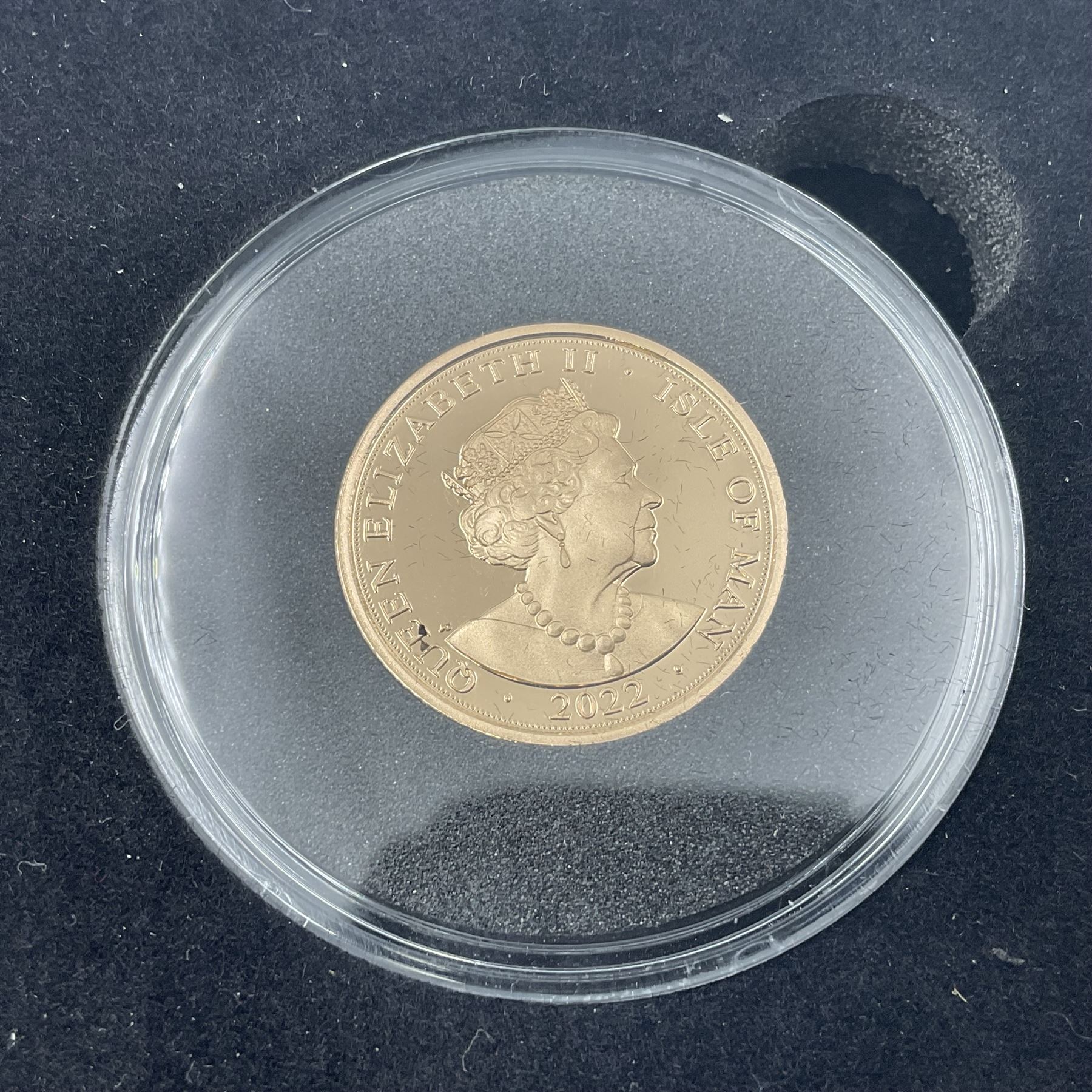 Queen Elizabeth II Isle of Man 2022 'Christmas' gold proof sovereign, cased with certificate 