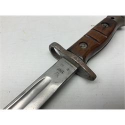 WW1 British 1907 pattern bayonet, the 43cm single edged fullered blade stamped to the ricasso with a crown GR cypher 1907 8 15 Sanderson, with various ordnance marks verso, two piece walnut grip, pommel stamped 1HLI 354; in steel mounted leather scabbard stamped 140 to the throat L57cm overall