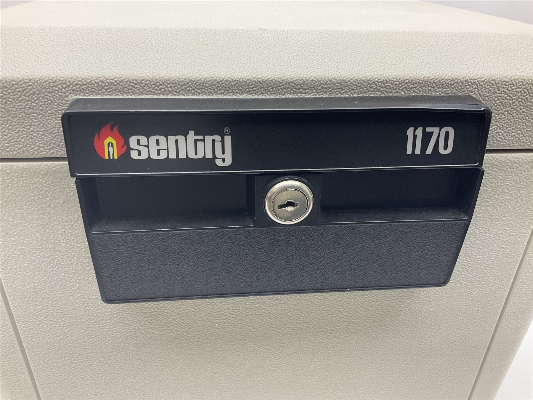 Sentry 1170 portable safe, with key, H34.5cm