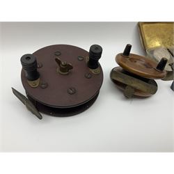 Six early 20th century fishing reels, to include wooden and brass examples, together with a leather powder flask, 1913 Christmas tin, Morgan dollar, Queen Victoria double florin and a collection of other coins, etc 