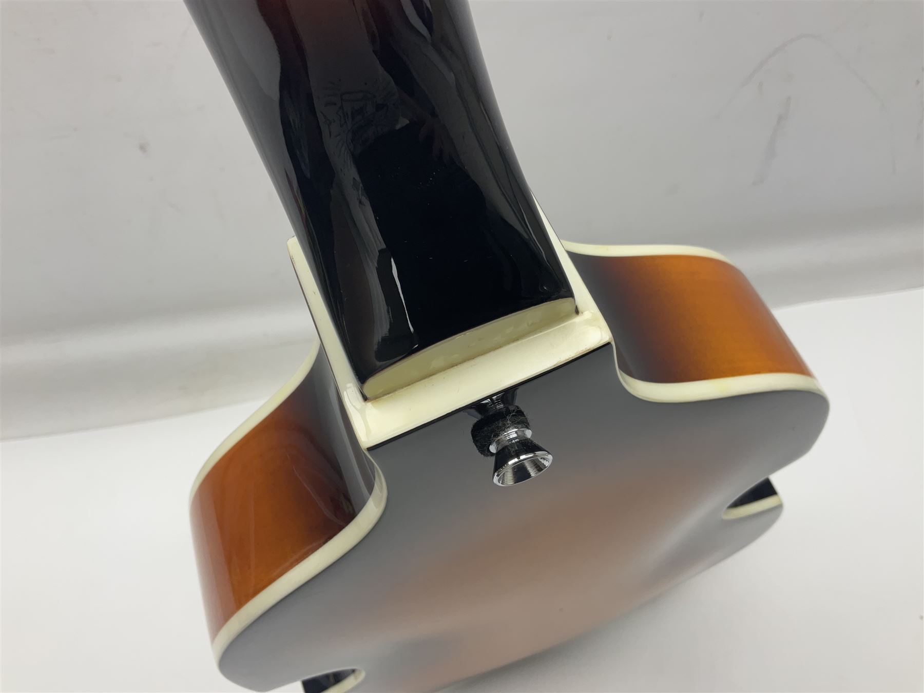 Hofner B-Bass Hi-Series electric bass guitar with sunburst finish L110cm; in Thomann fitted case