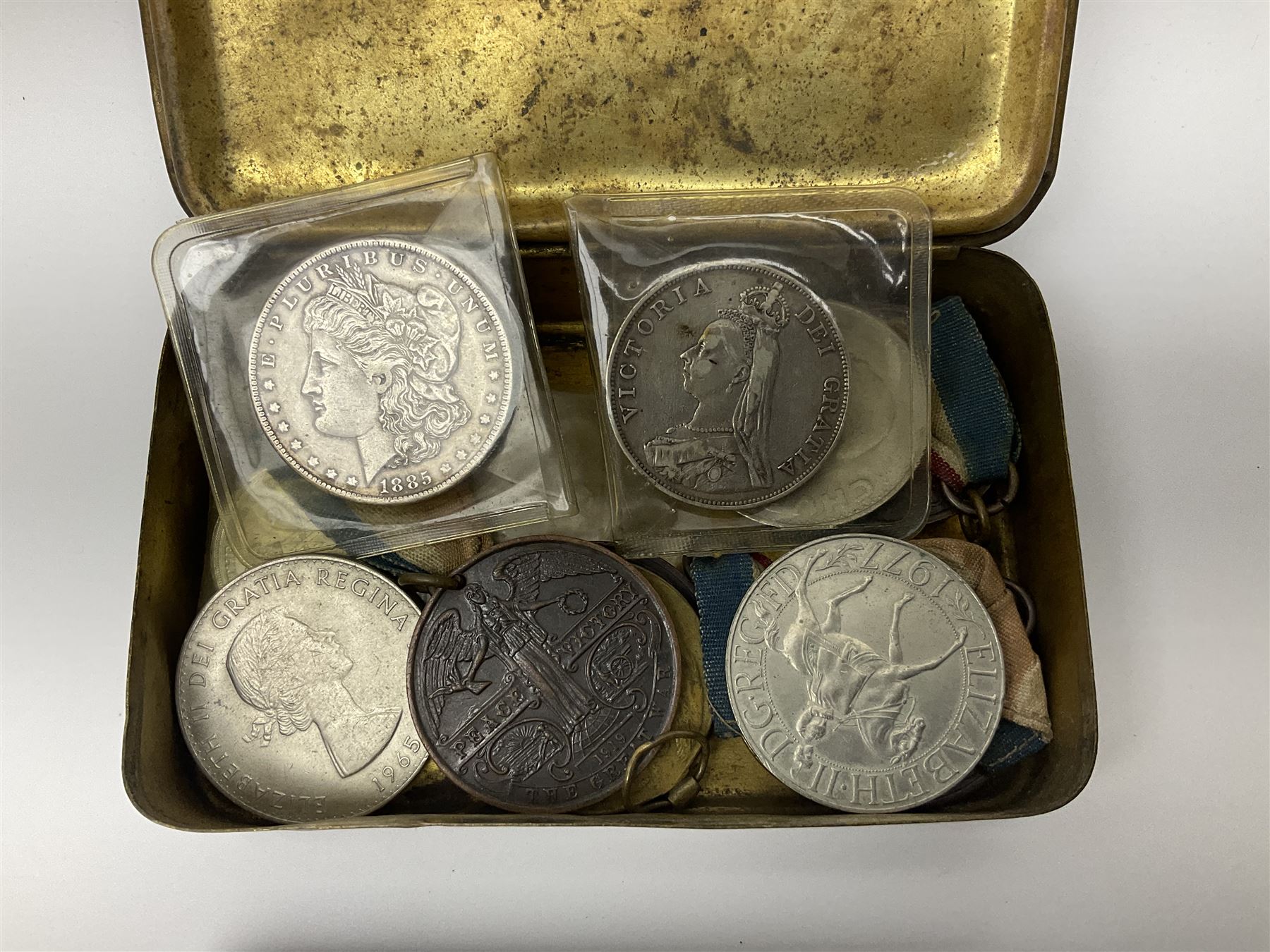 Six early 20th century fishing reels, to include wooden and brass examples, together with a leather powder flask, 1913 Christmas tin, Morgan dollar, Queen Victoria double florin and a collection of other coins, etc 