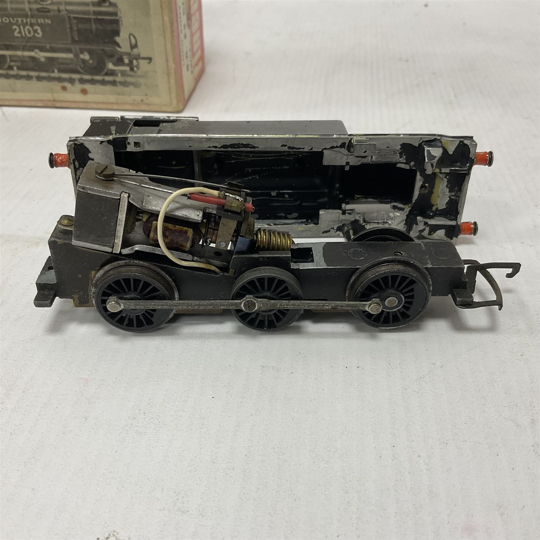 ‘00’ gauge - two kit built steam locomotives comprising unpainted Class E2 LBS/SR/BR 0-6-0T; Class P SR/BR 0-6-0 no.31556 finished in BR black; both with Wills Finecast boxes (2) 