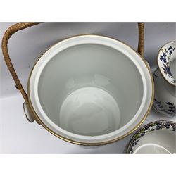 Copeland Spode toilet set in blue flower pattern, comprising wash jug, slop bucket, two soap dishes, toothbrush holder and chamber pot, slop bucket H28cm