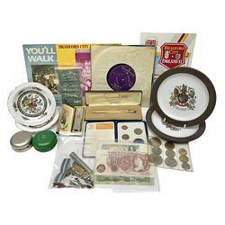 Miscellaneous collectors items including 1953 and 1968 coin sets, ten shilling and £1 notes, various pin badges, harmonica, yo-yos, football related 45rpm records etc
