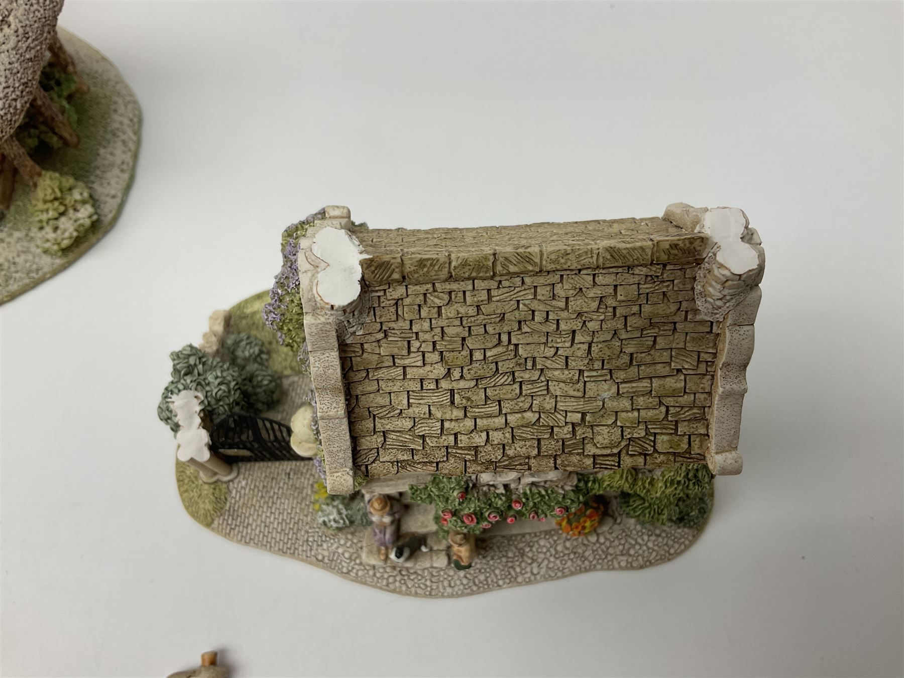 Fourteen Lilliput lane models, to include Eriskay Croft, Little Smithy, Gulliver's Gate, Kerry Lodge, Eamont Lodge etc, all with original boxes and some with deeds (14) 