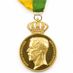 Sweden - Gustaf V gold medal for Long Term and Faithful Service awarded to Emil Pettersson the rim marked 'Guld 1945' with green and yellow ribbon in original box