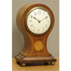  Edwardian mahogany balloon mantel clock, inlaid with fan motif, boxwood stringing, turned brass feet, H21.5cm  